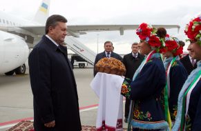 Виктор Янукович в аэропорту