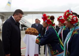 Виктор Янукович в аэропорту