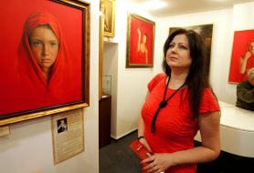 Visitor of the exhibition near the painting "Blue Eyes"