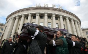 Men carry the coffin of Vladimir Shevchenko