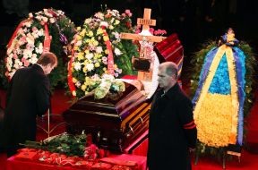 Aleksandr Popov during the funeral ceremony with Vladimir Shevchenko