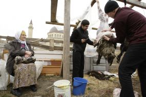 Muslims remove skin from sheep