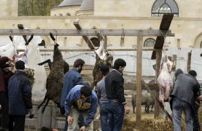 Muslims remove skin from sheep