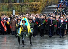 Participants in the ceremony of laying flowers