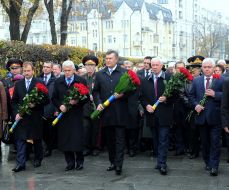Participants in the ceremony of laying flowers