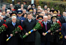 Participants in the ceremony of laying flowers