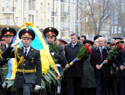 Participants in the ceremony of laying flowers
