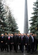 Participants in the ceremony of laying flowers