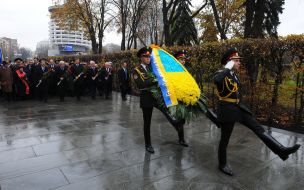 Participants in the ceremony of laying flowers