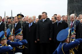 Participants in the ceremony of laying flowers