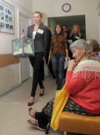 Члены избирательной комиссии выносят урну