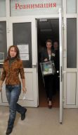 Члены избирательной комиссии выносят урну