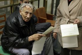 Пожилой мужчина держит бюллетень для голосования