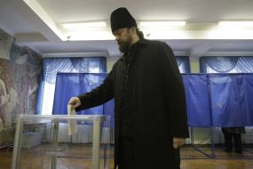 Священник голосует
