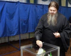 Священник голосует