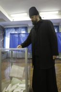 Священник голосует