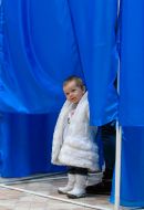 Девочка возле кабинки для голосования