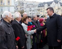 Viktor Yanukovich speaks with veterans
