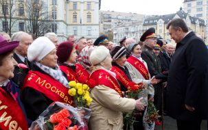 Viktor Yanukovich speaks with veterans