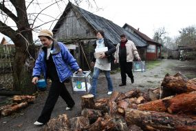 Члены избирательной комиссии несут переносные урны