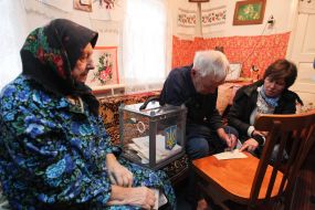 Пожилые люди голосуют дома