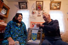 Пожилые люди голосуют дома