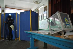 Осужденный выходит из кабинки для голосования