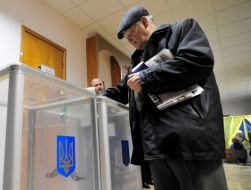 Man puts the ballot in the ballot box