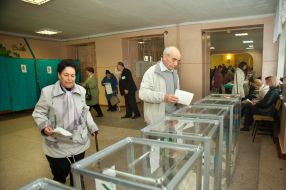 Избиратели бросают бюллетени для голосования в урну