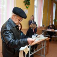 Мужчина рассматривает бюллетени для голосования