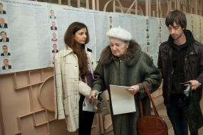 Женщина идет в кабинку для голосования
