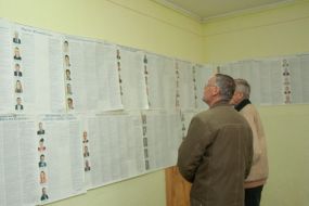 Мужчины рассматривают стенд
