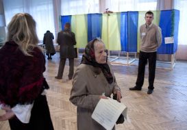 Пожилая женщина на избирательном участке