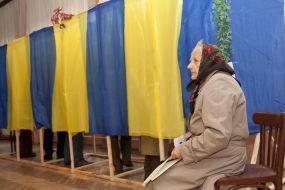 Пожилая женщина на избирательном участке