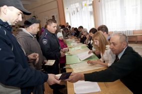 Избиратели получают бюллетени для голосования