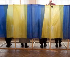 Избиратели в кабинках для голосования