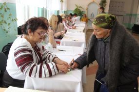 The elderly woman gets a voting paper