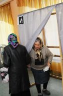Пожилая женщина выходит из кабинки для голосования