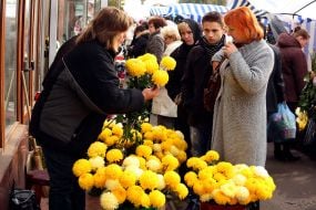 The  woman sells flowers