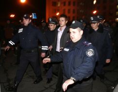 Председатель ОИК № 215 Роман Картавый в сопровождении милиции