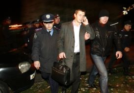 Председатель ОИК № 215 Роман Картавый в сопровождении милиции