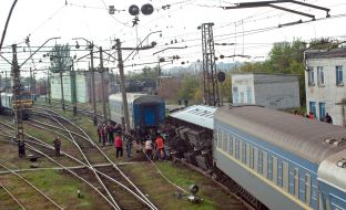 Вагоны пассажирского поезда, которые сошли с рельс