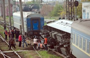 Вагоны пассажирского поезда, которые сошли с рельс