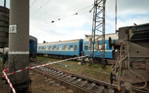 Вагоны пассажирского поезда, которые сошли с рельс