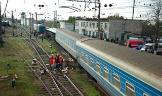 Вагон пассажирского поезда, который сошел с рельс