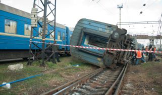 Вагон пассажирского поезда, который сошел с рельс