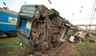 Вагон пассажирского поезда, который сошел с рельс