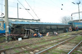 Вагон пассажирского поезда, который сошел с рельс