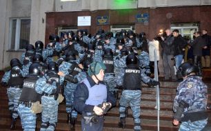 Бойцы спецподразделения милиции "Беркут"