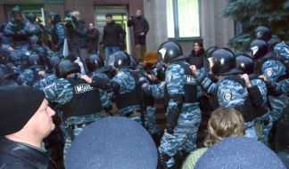 Бойцы спецподразделения милиции "Беркут"